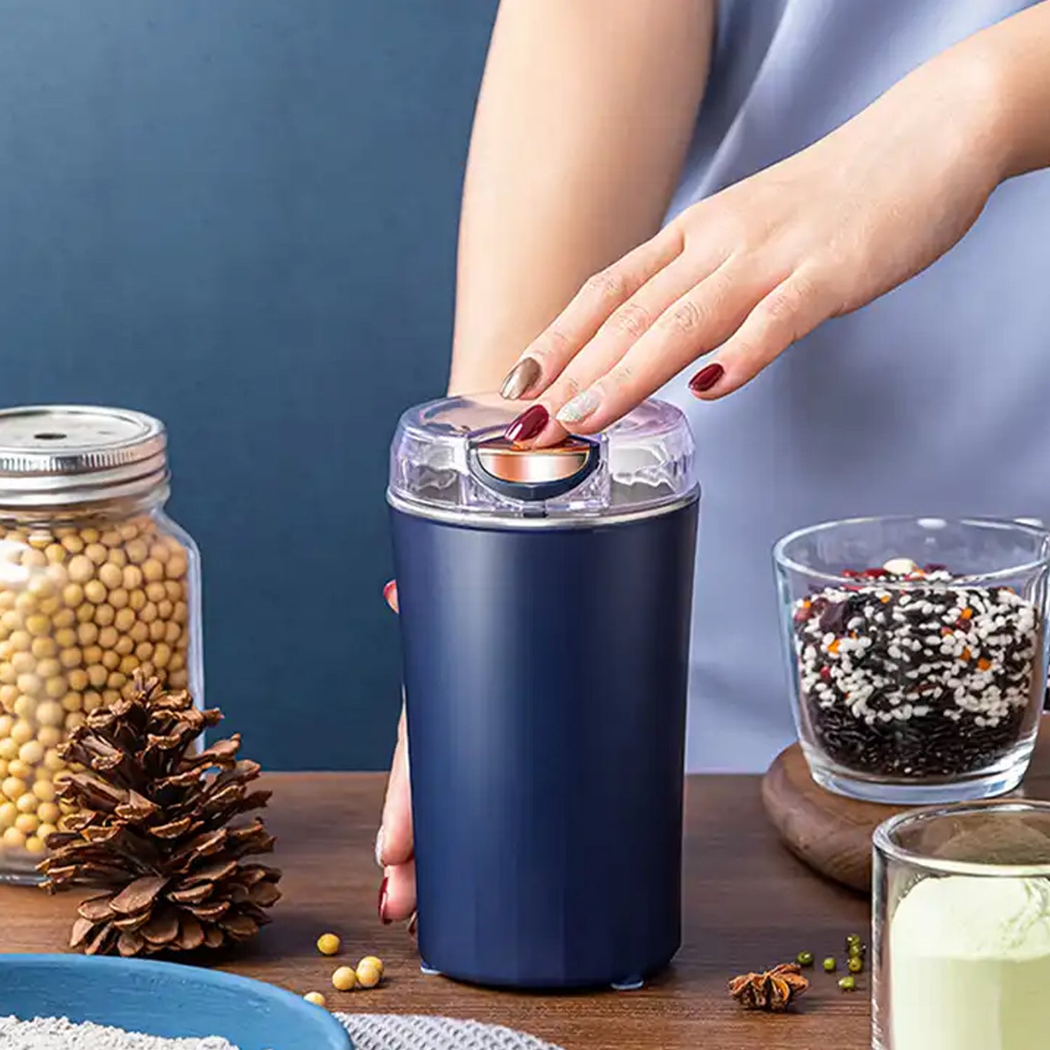 Compact mini smoothie blender in use – battery-powered portable blender for travel and office